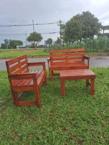 Jogo de bancos feito por encomenda.