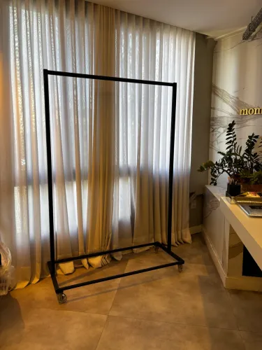 Arara móvel estilo industrial 