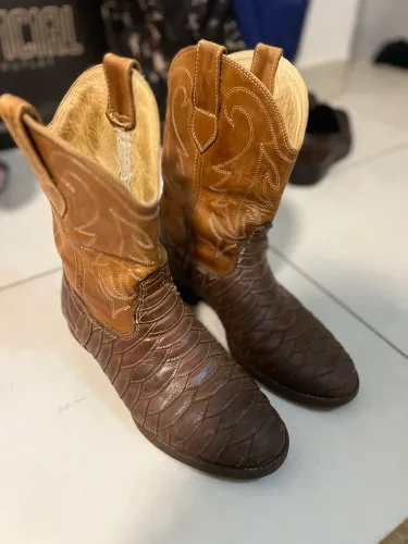 Bota texan escamada em couro 41
