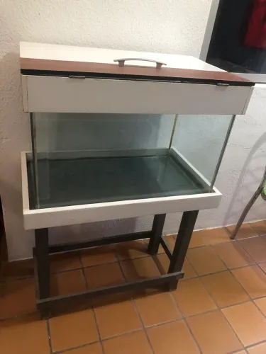 Aquário com capacidade para 20 L 