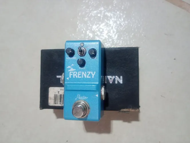 Pedal rowin Fuzz Frenzy para guitarra