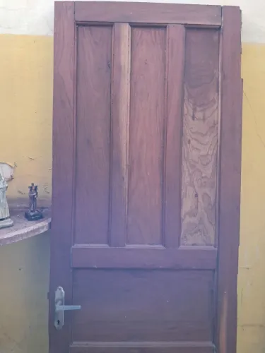 Porta de madeira maciça antiga