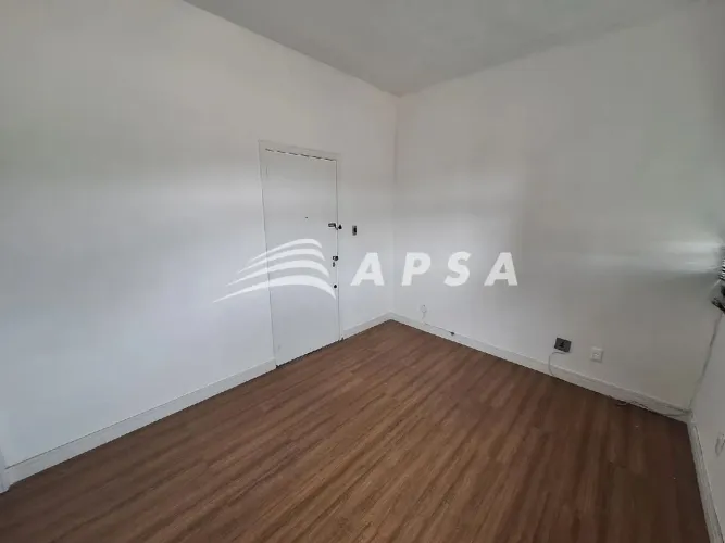 NO CORAÇÃO DO FLAMENGO, UM CHARME DE APARTAMENTO DE 42M² REVELA O EQUILÍBRIO PERFEITO ENTR