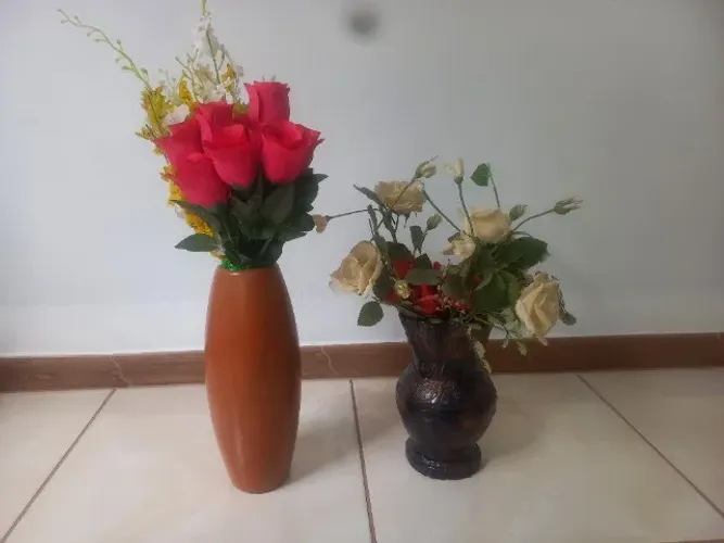 2 vasos cerâmica com flores  plástico, usados 