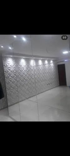 Espelhos ,portas sobre trilhos, mesas, varandas etc..