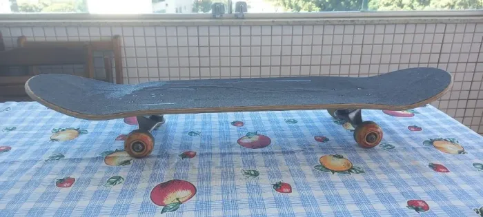 Vendo um skate e um suporte de bicicleta para carro, ambos usados mas em ótima condição. 