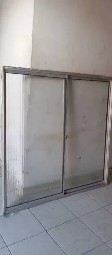 Janela de correr em alumínio com vidro canelado