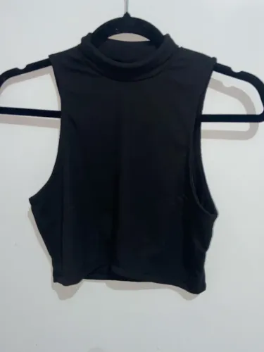 Cropped preto sem mangas