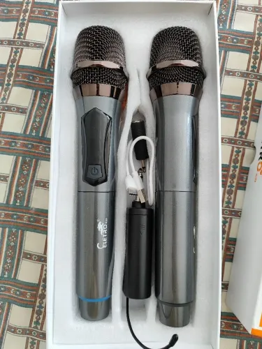 Microfones sem fio + caixa amplificada Mundial com bateria de alta duração.