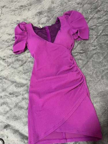 Vestido roxo com mangas bufantes