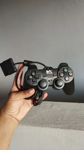 Controle com fio pra Playstation 2.