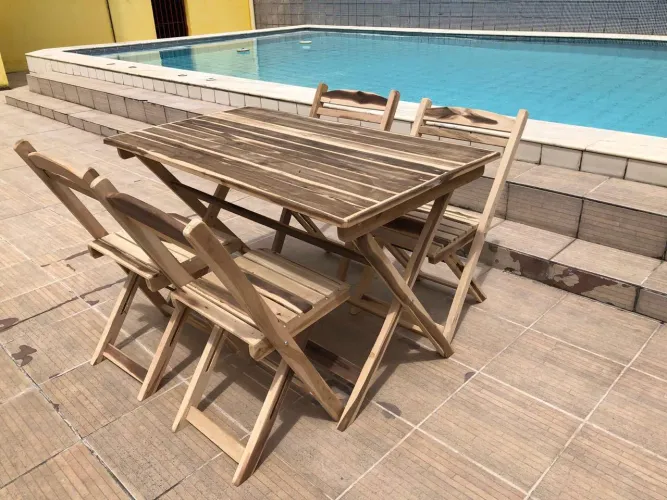 Conjunto de mesa e cadeiras de madeira para área externa