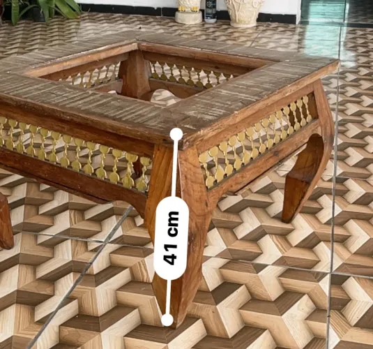 Banqueta de madeira detalhes em metal