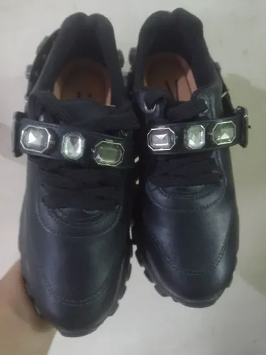 Tênis preto com pedrarias (Tam. 34)