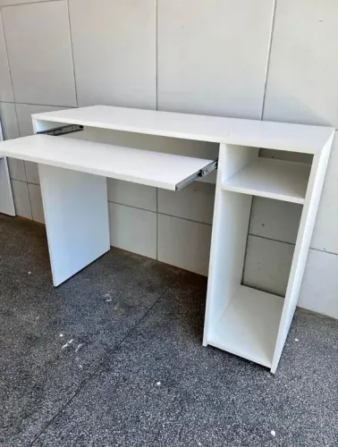 Mesa de Escritório Branca com Teclado