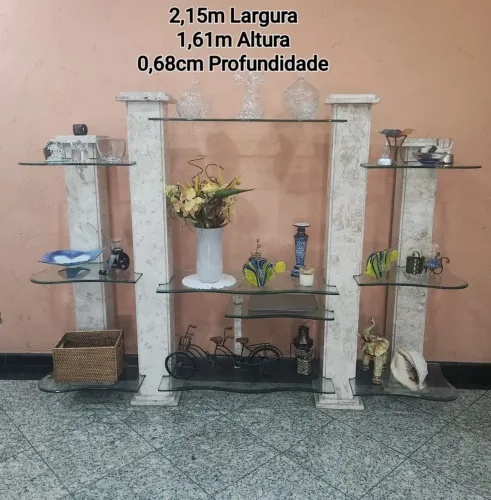 Estante em mármore e vidro