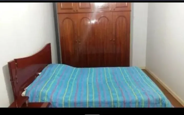 Cama em Mogno
