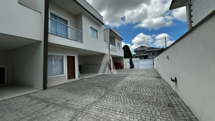 Casa em Condomínio com 1 suíte(s) mais 2 quarto(s) à venda no bairro Bom Retiro em Joinvil