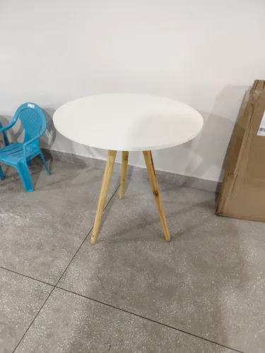 Mesa Redonda Branca 70 cm com Pés de Madeira - 75 cm de Altura | Estilo Moderno