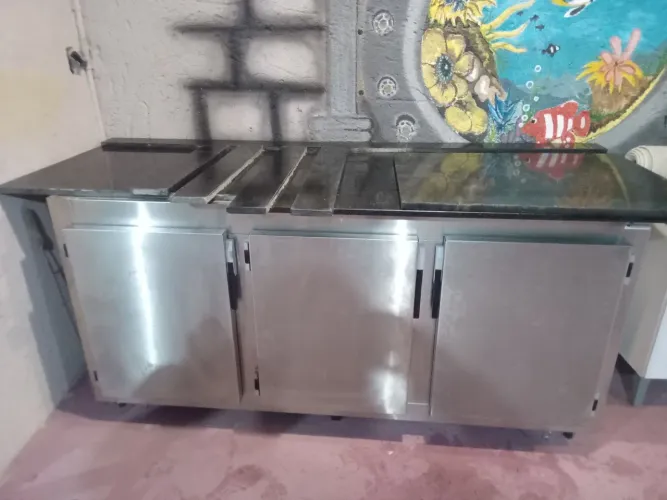 Balcão refrigerado com bancada de mármore 