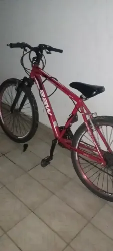 Bicicleta de marcha tudo ok,falta um pouco de lubrificação e com defeito no pedal