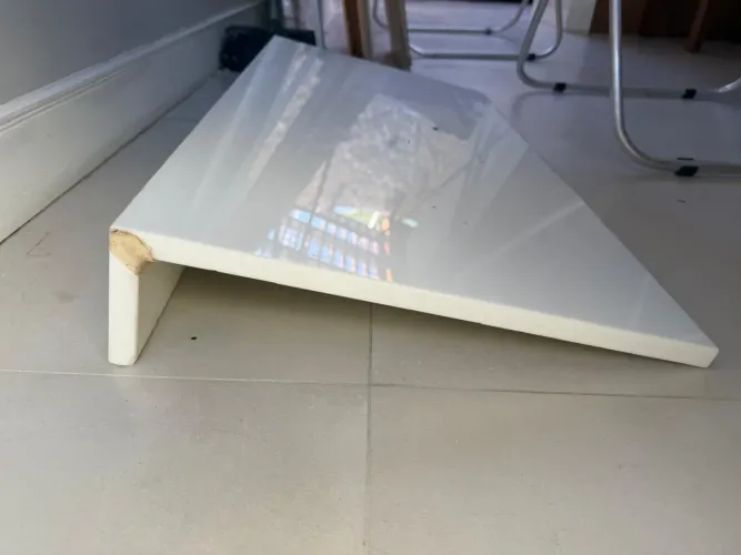Bancada de granito e portas de vidro refletor