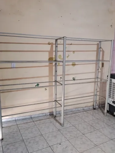 Vende-se, Estante de ferro