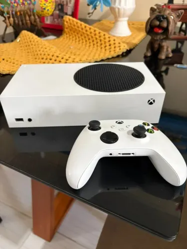 XBOX Series S - Impecável, acompanha controle, cabo de força e cabo HDMI.