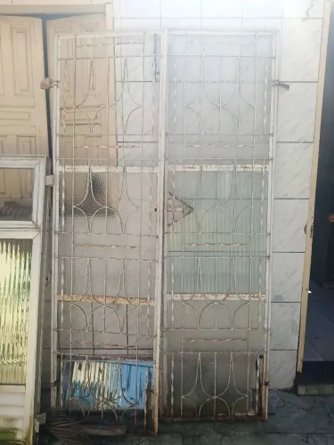 Portão de ferro e janelão de alumínio