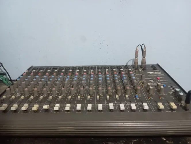 Mesa de som 16 canais com leitor USB. 
