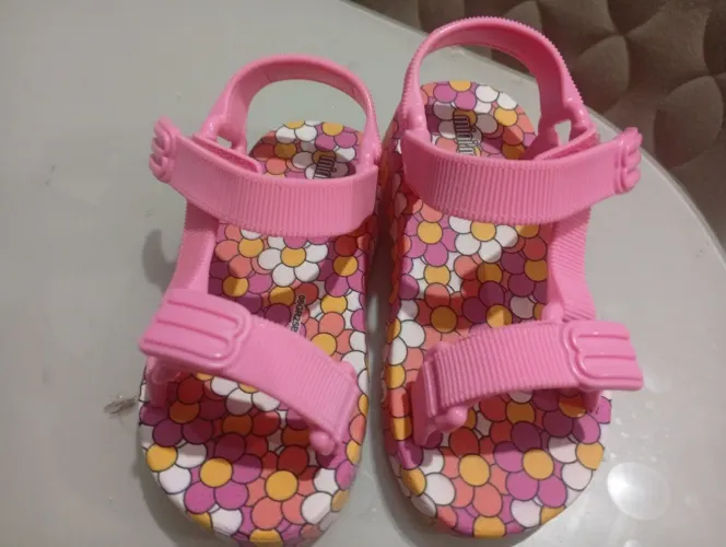 Vendo melissa semi nova sem marcas de uso , foi usada somente uma vez .