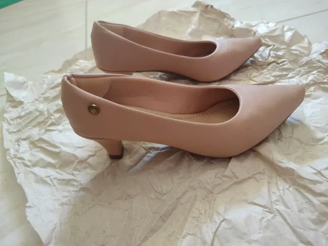 Sapato Scarpan Feminino Salto Baixo Fino Confortável cor nude, tamanho 35