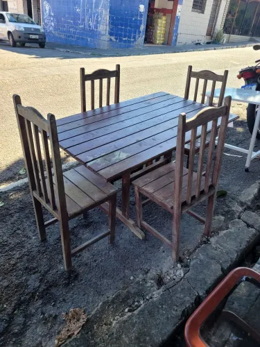 VENDO MESA DE MADEIRA COM 4 CADEIRAS