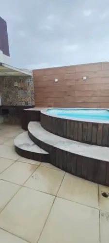 Cobertura duplex com piscina e vista mar à venda