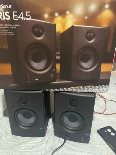 Par de Monitores de Referência PreSonus Eris 4.5