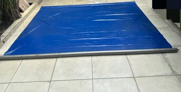 Toldo resistente em ótimo estado