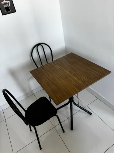 Mesa 4 lugares com 2 cadeiras 