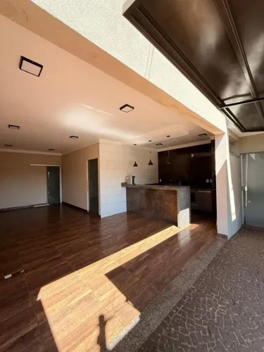 Casa à venda em Rio Verde com espaço amplo, churrasqueira, armários embutidos e 3 quartos