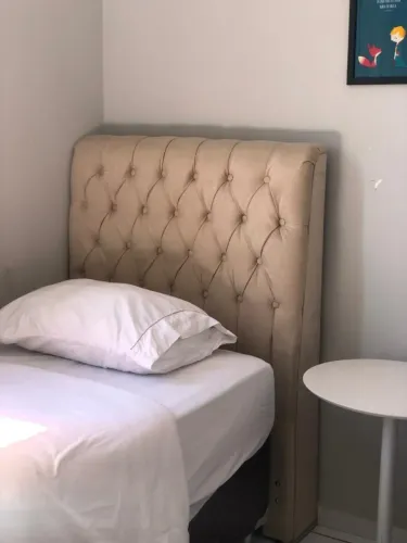 Cabeceira estofada cama de solteiro