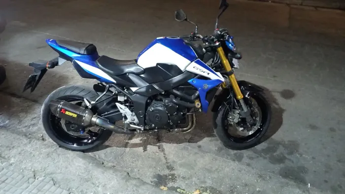 Suzuki gsr 750 ano 2016 moto muito boa de anda
