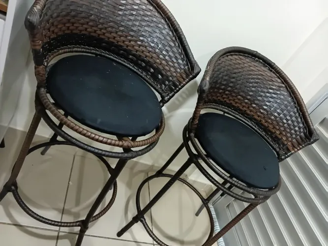 Duas banquetas. Alta e giratória em ótimo estado.