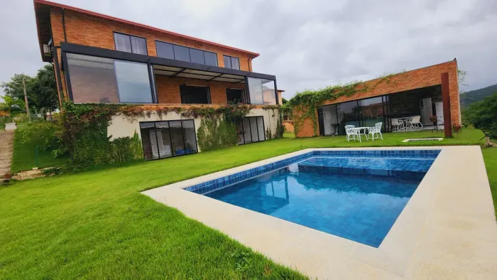 Maravilhosa casa tipo chácara à venda, condomínio fechado, Simão Pereira, MG