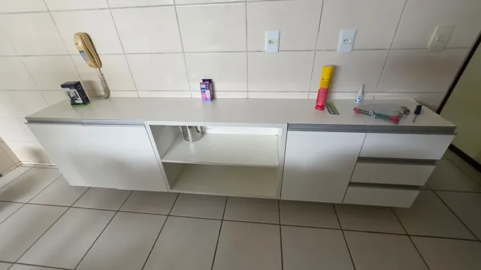 Vende-se armario em MDF com 3 gavetas, 2 portas e 2 prateleiras