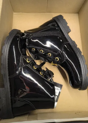 Vendo, bota infantil, numeração 28, 25 reais.