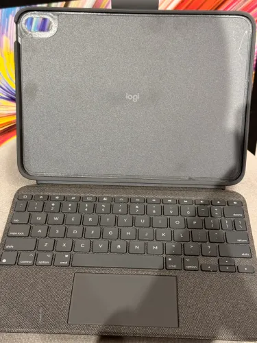 Teclado Logitech iPad 10 e 11 10.9" Combo Touch Retroiluminado 