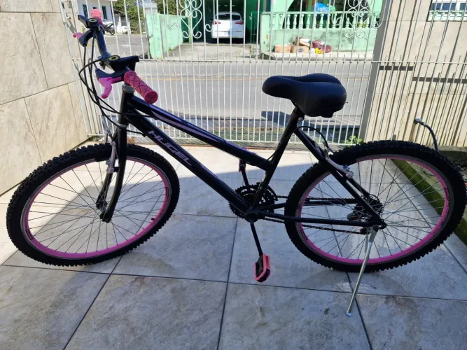 BICICLETA BIKE FEMININA ROSA ARO 26, 18 MARCHAS AEROS.
