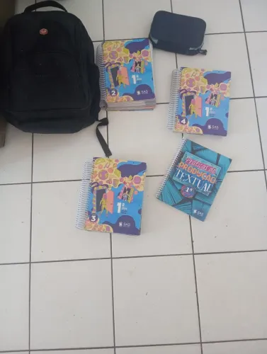 Livros sas 1 ano do ensino médio completo e bom estado e vem com mochila
