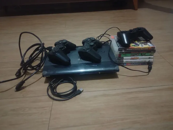 Vendo Ps3 usado (Playstation 3 Super Slim). Formatado + 6 jogos mídia física +1 misterioso