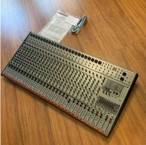 Mesa de Som 32 Canais Phonic