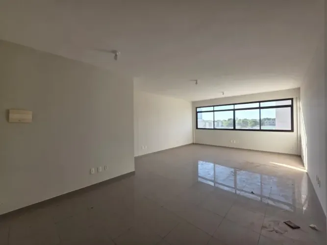 Sala comercial 38m² com banheiro - Centro
